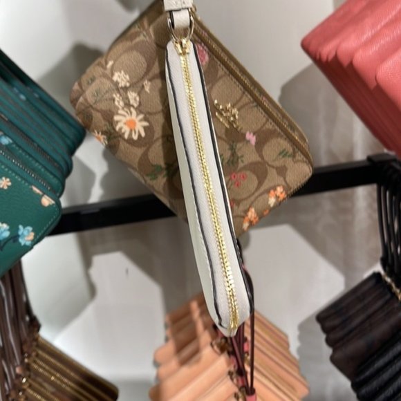 Coach Corner Zip Wristlet Chalk Leather - Picture 6 of 7